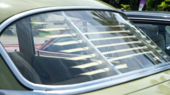 چرا خودروهای عضلانی قدیمی آفتابگیر شیشه عقب داشتند؟