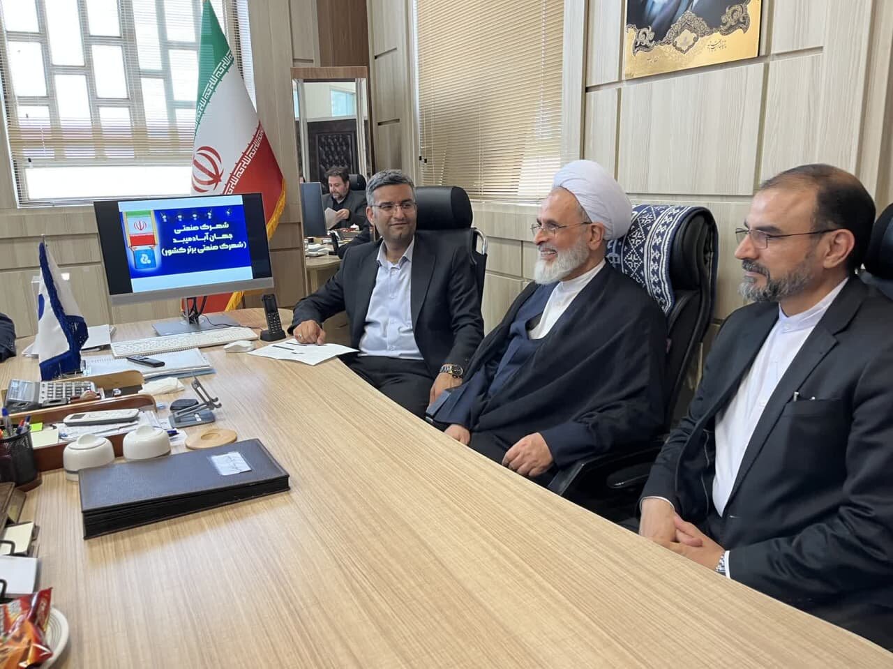 بازدید آیت الله اعرافی از شهرک صنعتی برتر ایران بازدید آیت الله اعرافی از شهرک صنعتی برتر ایران