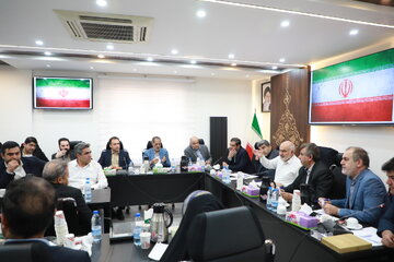 استاندار خوزستان: همدلی و نظارت داخلی راه مقابله با بحرانهای بازار است