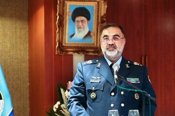 بازدید فرمانده ارشد ارتش از اردوی تیم ملی فوتبال/ تصاویری از اهدای پیراهن شماره ۱۲ تیم ملی فوتبال