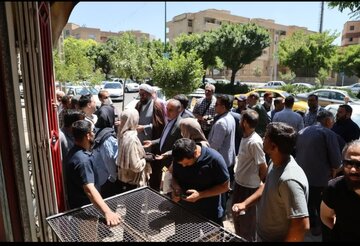 بازدید نماینده ولی فقیه در استان و استاندار همدان از پخت و توزیع نان در واحدهای نانوایی همدان