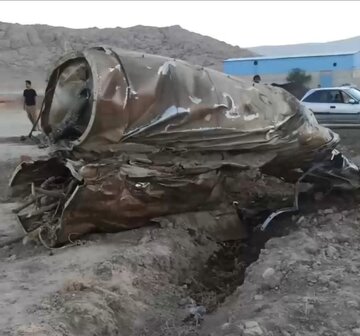 ببیند | لحظه درگیری پدافند اصفهان و لاشه منهدم شده هواگرد تهاجمی رژیم صهیونیستی 