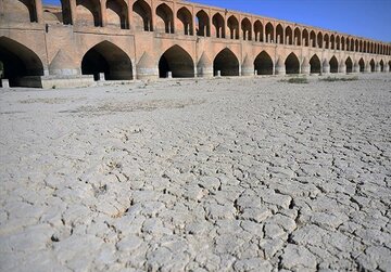 برداشت‌ بی‌رویه و فراتز از حد مجاز آب در بالادست زاینده‌رود/کم‌آبی اصفهان در گرم‌ترین روزهای سال