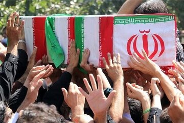تصویری از حضور رئیس جبهه اصلاحات در مراسم تشییع شهدای حمله اسرائیل