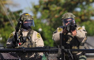 جنجال بر سر ماموران نقابدار و لباس شخصیها در آمریکا/این مأموران تنومند چه کسانی هستند؟/تصاویر