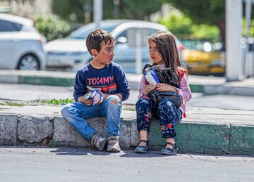 دختری فقیر که ناگزیر به دستفروشی در خیابان شده است