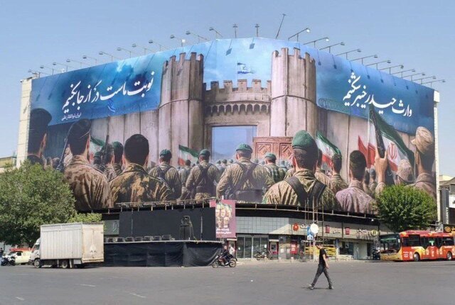 دیوارنگارههای تهران با طرح «پاسخ سخت» تغییر کردند/ عکس