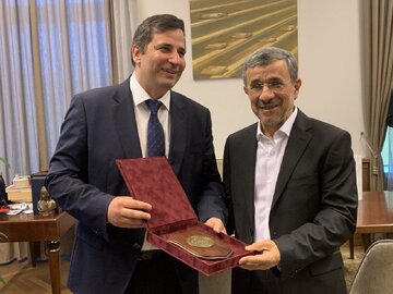 روزنامه اصولگرا : دکترای افتخاری به احمدی نژاد، مزد سکوت او در برابر جنایات نتانیاهو در غزه است؟