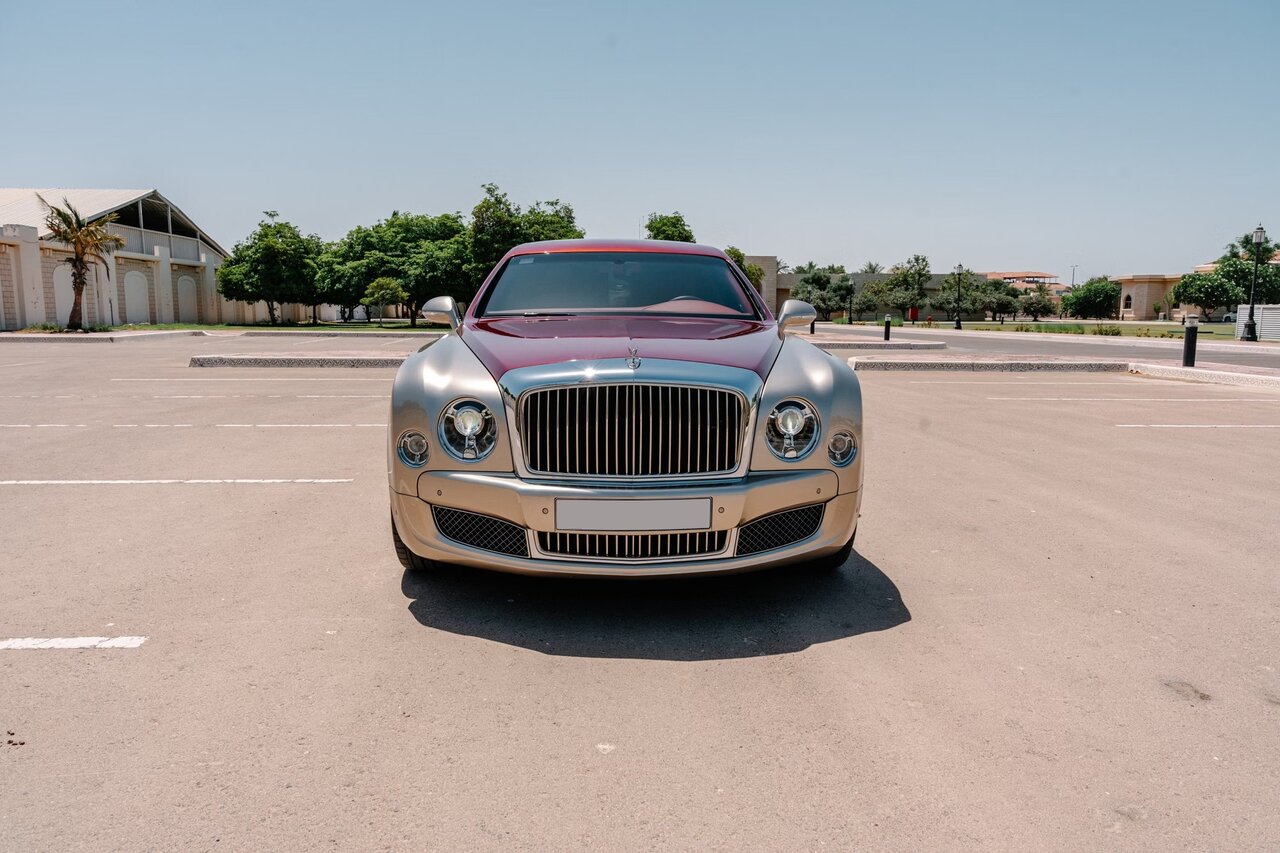 رویارویی تجمل در ابوظبی / بنتلی مولسان گرند لیموزین، پاسخ باشکوه به سلطه رولزرویس /عکس