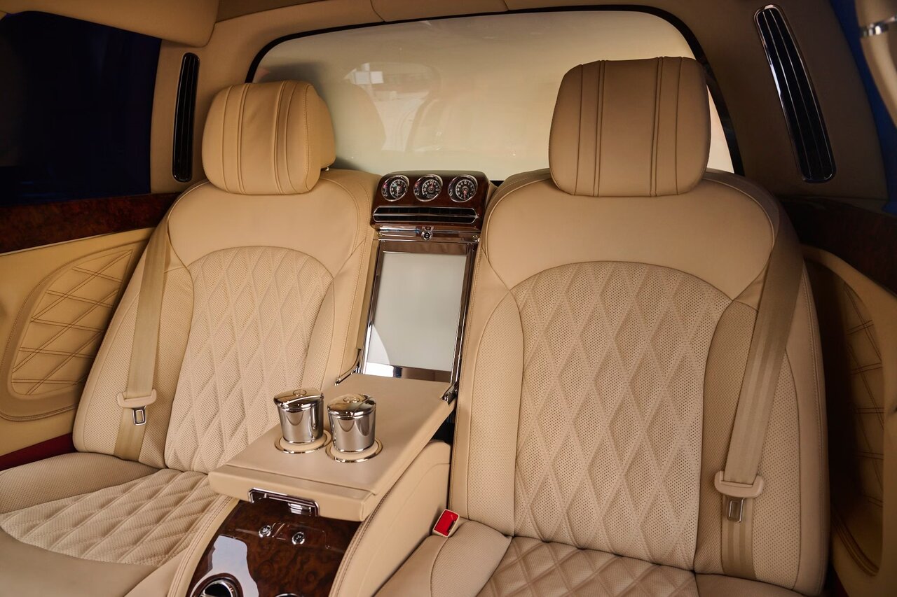 رویارویی تجمل در ابوظبی / بنتلی مولسان گرند لیموزین، پاسخ باشکوه به سلطه رولزرویس /عکس