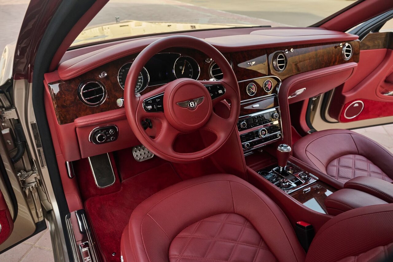 رویارویی تجمل در ابوظبی / بنتلی مولسان گرند لیموزین، پاسخ باشکوه به سلطه رولزرویس /عکس