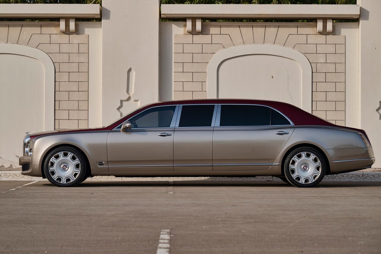 رویارویی تجمل در ابوظبی / بنتلی مولسان گرند لیموزین، پاسخ باشکوه به سلطه رولزرویس /عکس