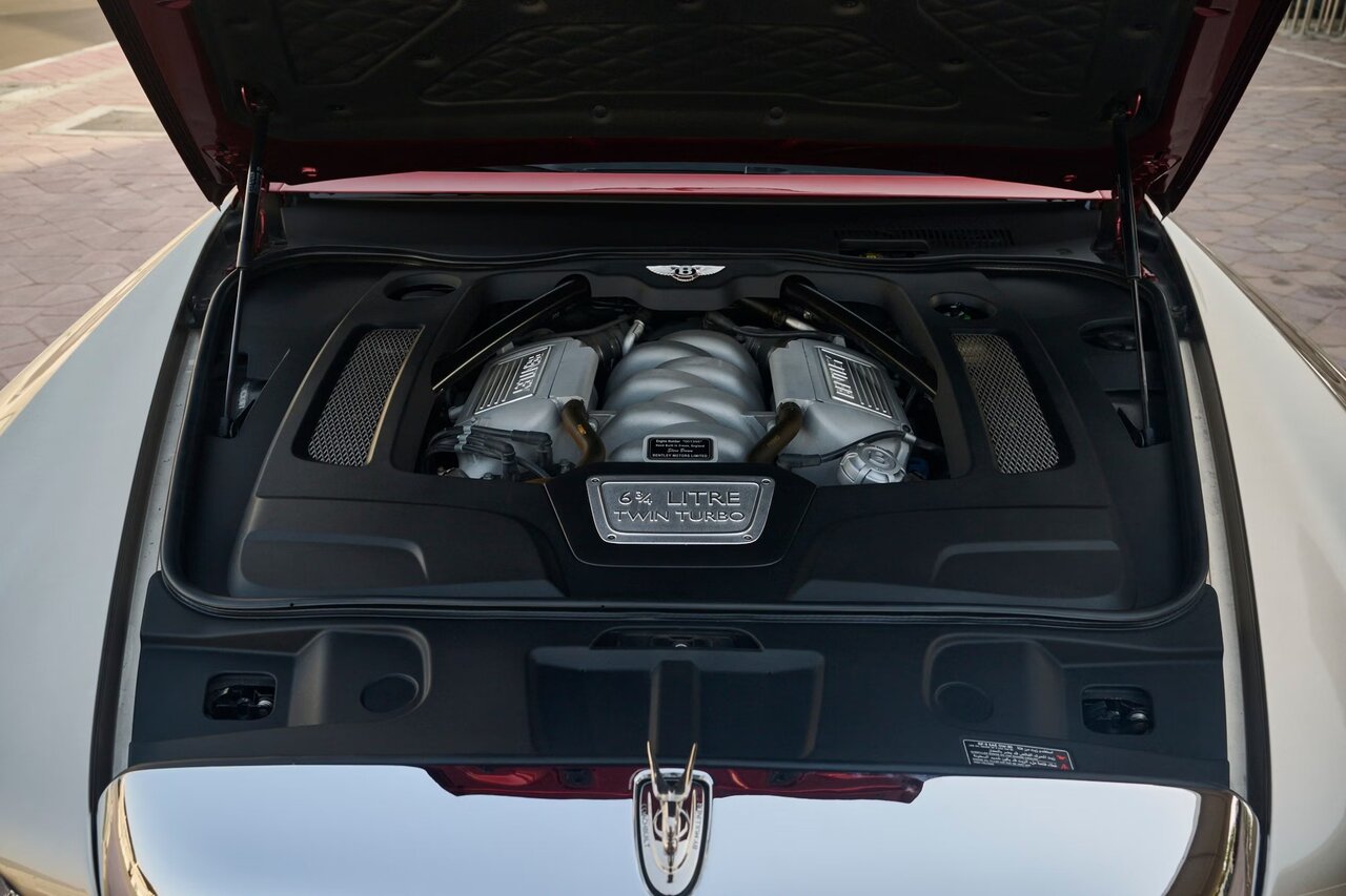 رویارویی تجمل در ابوظبی / بنتلی مولسان گرند لیموزین، پاسخ باشکوه به سلطه رولزرویس /عکس