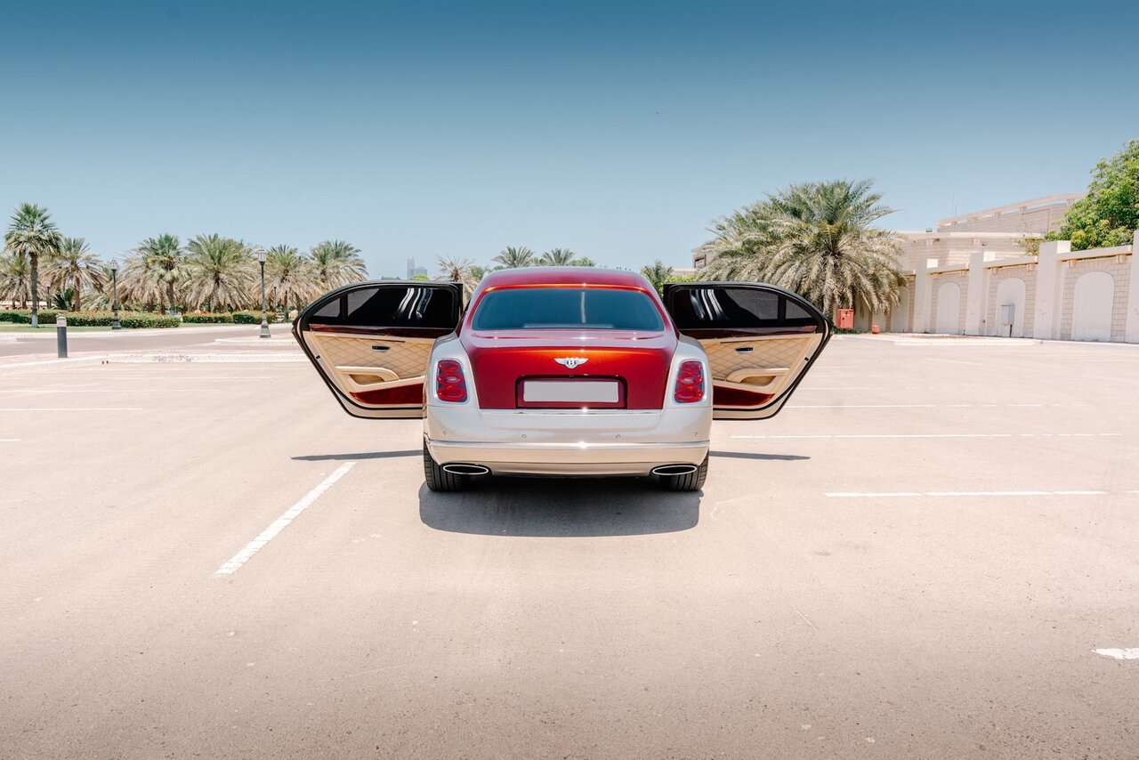 رویارویی تجمل در ابوظبی / بنتلی مولسان گرند لیموزین، پاسخ باشکوه به سلطه رولزرویس /عکس