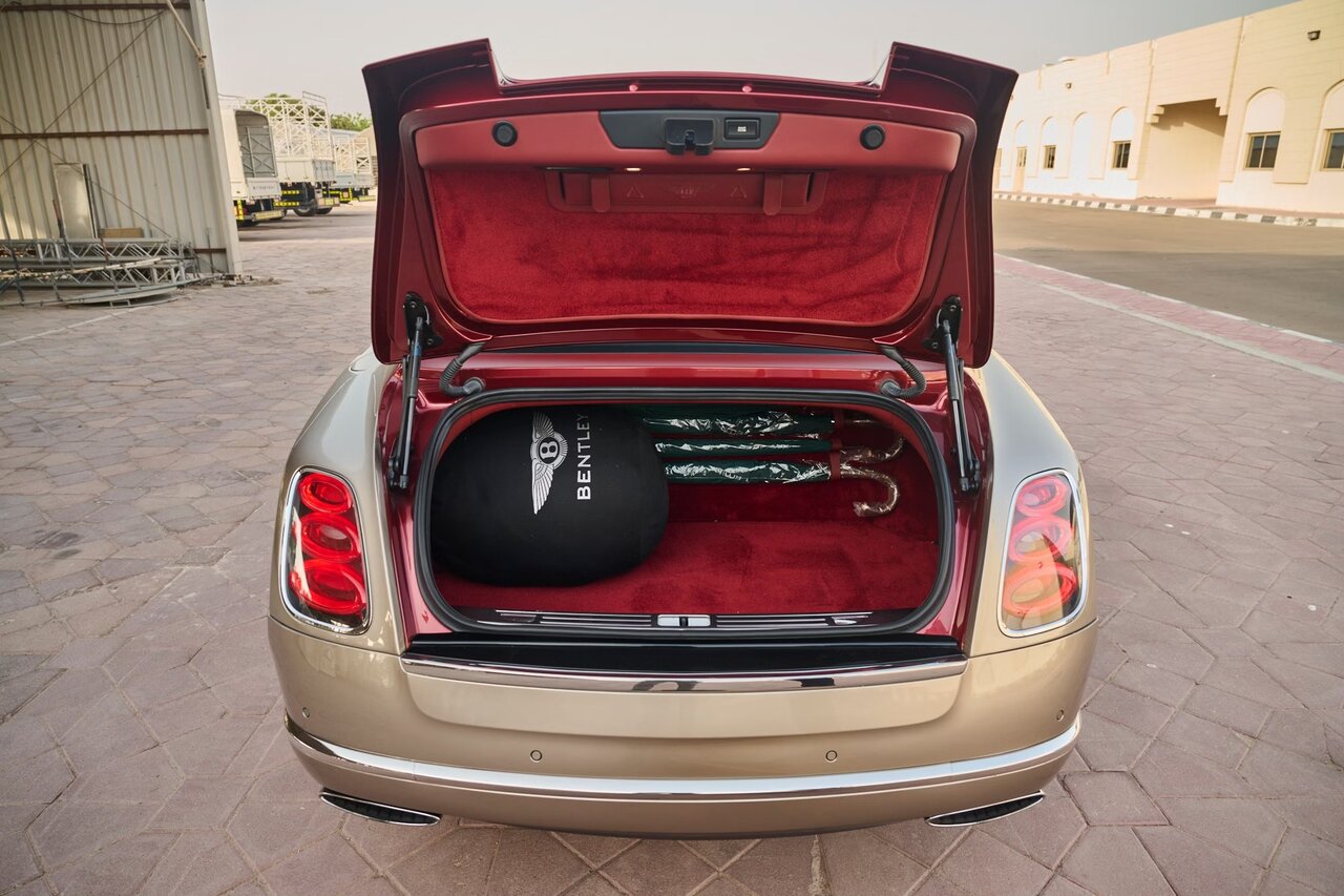 رویارویی تجمل در ابوظبی / بنتلی مولسان گرند لیموزین، پاسخ باشکوه به سلطه رولزرویس /عکس