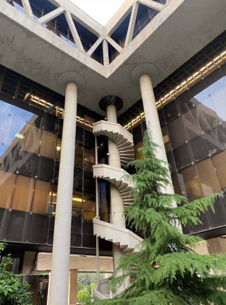 ساختمان شیشهای فرمانفرماییان در آتش جنگ اسراییل