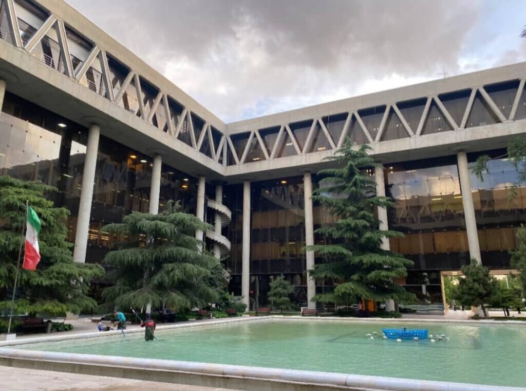 ساختمان شیشهای فرمانفرماییان در آتش جنگ اسراییل