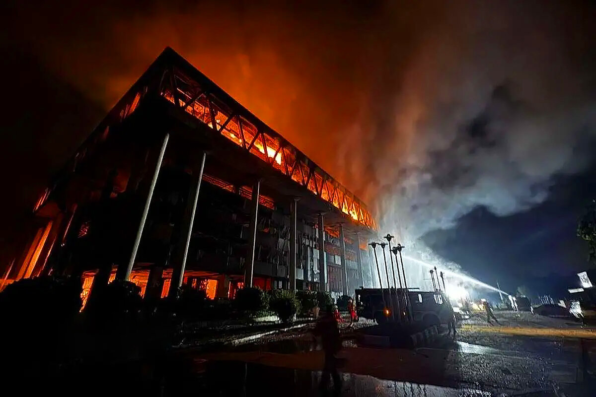 ساختمان شیشهای فرمانفرماییان در آتش جنگ اسراییل