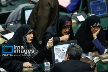 سارا فلاحی: بسیاری از آقایان در سلول های خاکستری شان، اعتقادی به توانایی زنان ندارند/ توان رقابت با مهمانی های گران قیمت در هتل های لوکس را نداریم