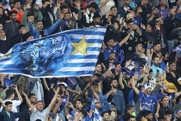شعار هواداران استقلال مقابل باشگاه: مدیر مجازی نمیخواهیم!