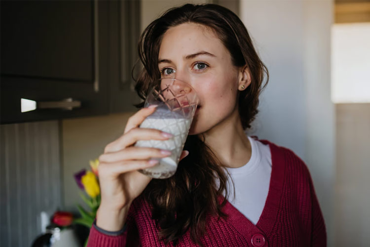 شیر بیشتر از آب کم‌آبی بدن را جبران می‌کند