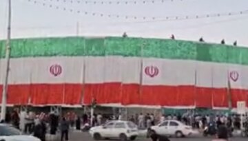 نصب پرچم ایران بر بزرگترین بیلبورد کشور در کرمان