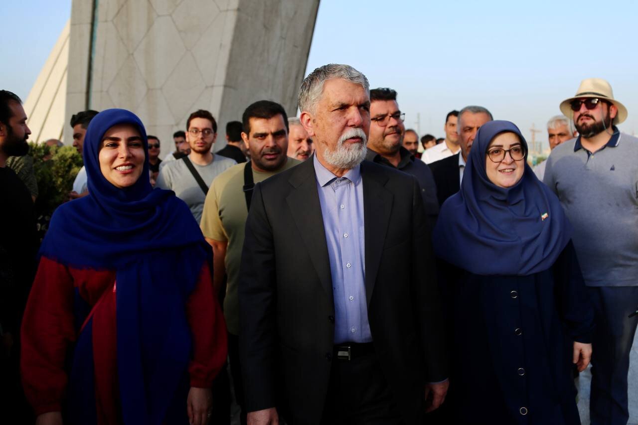 نواختن ارکستر سمفونیک در میدان آزادی با حضور وزیر برای وطن