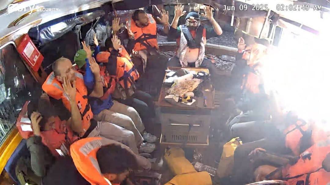 کشتی مادلین با تمام سرنشینان ربوده شد/عکس