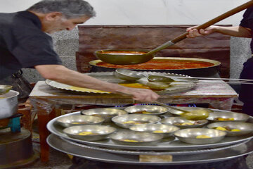 آیین آبگوشت نذری ظهر تاسوعای مسجد پای نخل شاهرود در مسیر ثبت ملی