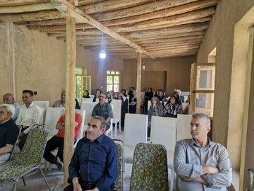 برگزاری کارگاه آموزشی پرورش کرم ابریشم در روستای هدف گردشگری قلعه بالا