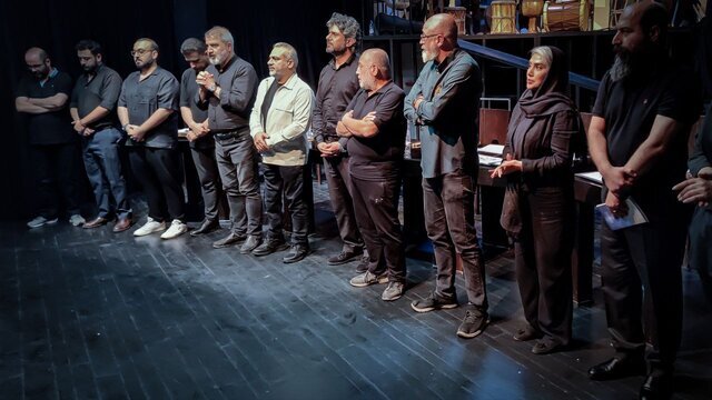 تجلیل از احمد آقالو در اجرای نمایشنامهخوانی «پل»
