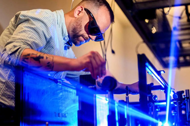 جهش انقلابی در صنعت تراشه‌ها: کنترل مواد با نور برای افزایش سرعت پردازش