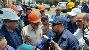 حضور استاندار خوزستان در محل حادثه آتش‌سوزی پالایشگاه آبادان و دیدار با خانواده جانباخته این حادثه