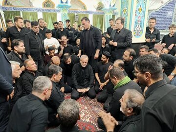 حضور سرزده رییس جمهور در مراسم شام غریبان‌ امام‌حسین (ع) اردبیل