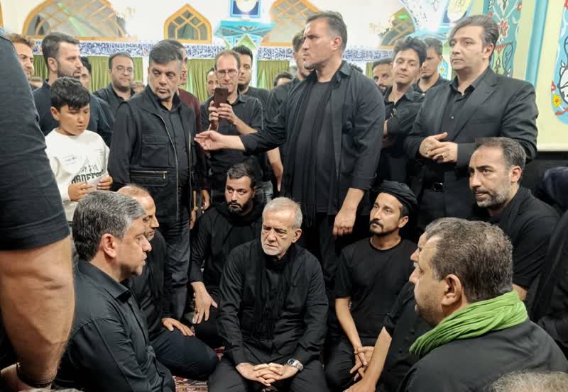 حضور سرزده رییس جمهور در مراسم شام غریبان‌ امام‌حسین (ع) اردبیل