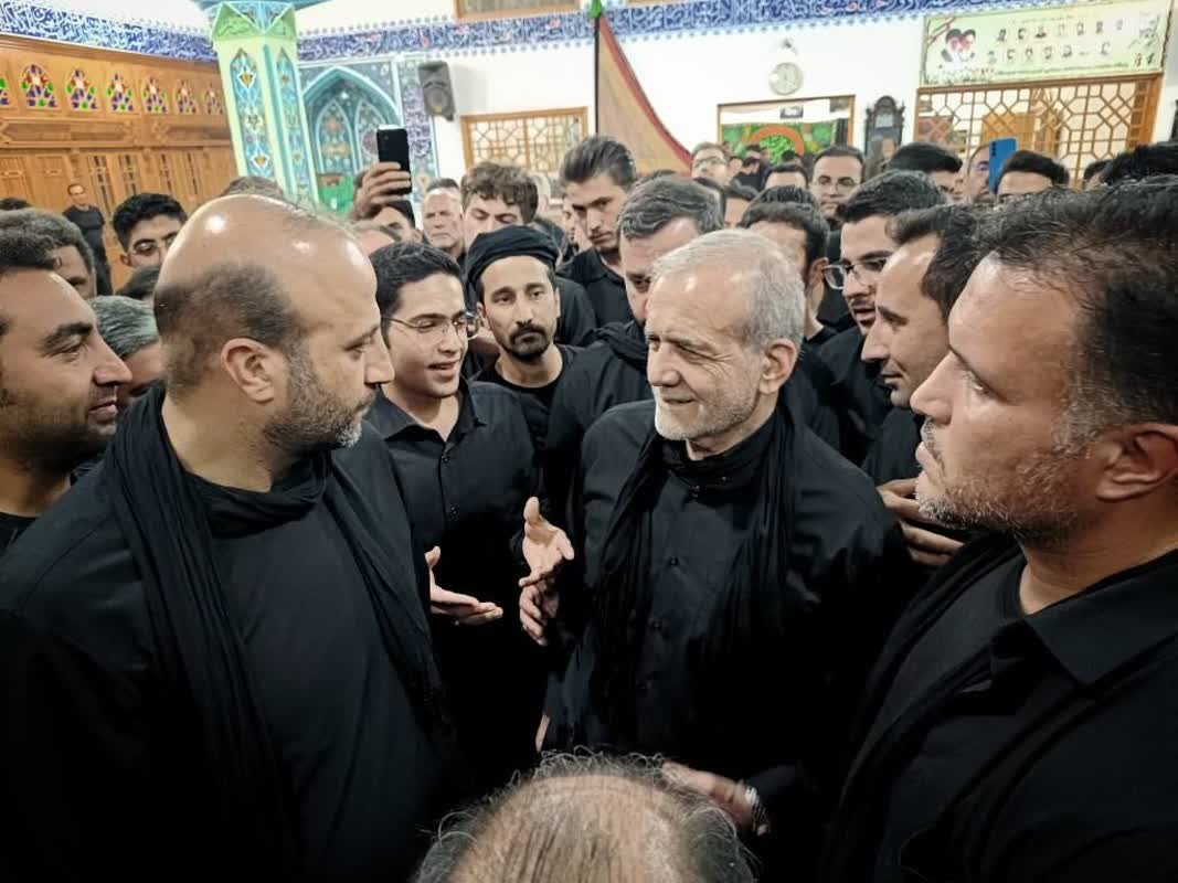 حضور سرزده رییس جمهور در مراسم شام غریبان‌ امام‌حسین (ع) اردبیل