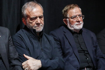 حضور پزشکیان در مراسم پنجمین شب دهه محرم/ این مراسم در ورزشگاه شیرودی برگزار شد