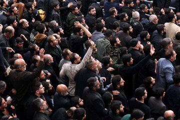 حضور کوچک زاده و سعید لیلاز در مراسم شام غریبان حسینیه امام خمینی/ وزیر راه و شهرسازی هم بود