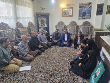 دیدار مشاور ویژه رییس بنیاد شهید کشور با خانواده شهدای کرمان