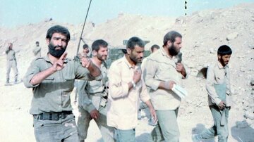 روزی که سردار زاهدی و حاج‌احمد کاظمی آرپی‌جی به دست شدند