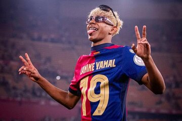 عکس| شماره ۱۰ بارسلونا به لامین یامال رسید