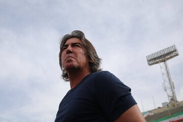 عکس | ورود سا پینتو به تهران؛ استقبال از مرد پرتغالی با گلهای آبی