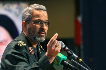 عکسی از پیکر شهید غیب پرور بر دوش سربازان/ سردار در زمان شهادت شهید سلامی در نزدیکی او حضور داشت
