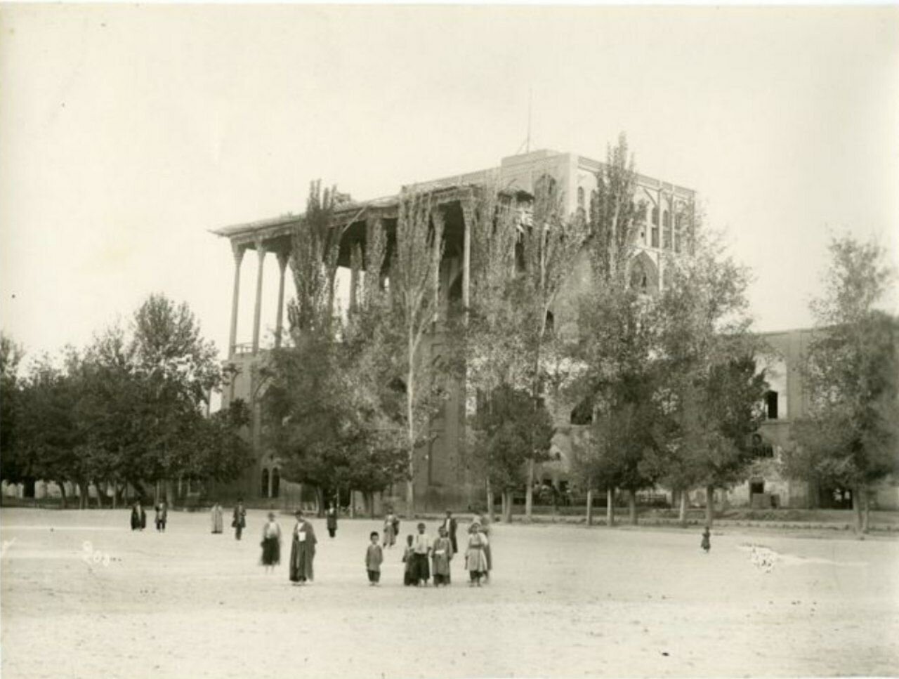 قاب‌هایی از تاریخ و هنر «اصفهان» در دوره «قاجار»/از نقش جهان و عالی‌قاپو تا منارجنبان و پل خواجو