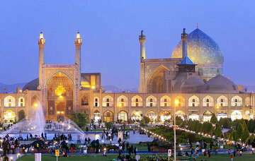 مرمت موضعی بخشی از کاشیهای گنبد مسجد امام  اصفهان