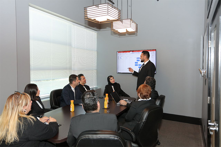 احمد ایوبی پور در کنار مژده شکری ساز