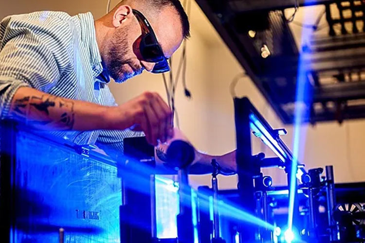 مواد کوانتومی با «حالت فلزی پنهان»؛ انقلابی در سرعت پردازش الکترونیک