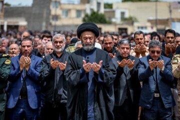 نماز ظهر عاشورا در شهیدگاه اردبیل برگزار شد