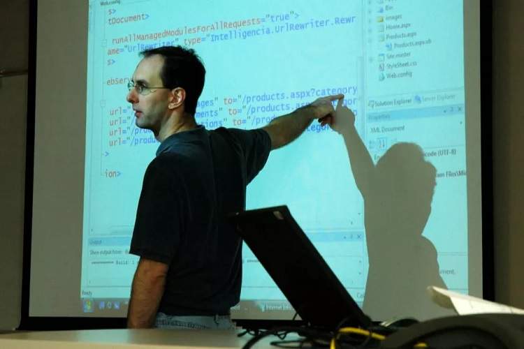 واکنش دانشگاه‌های آمریکا به رشد هوش مصنوعی: بازنگری در آموزش علوم کامپیوتر