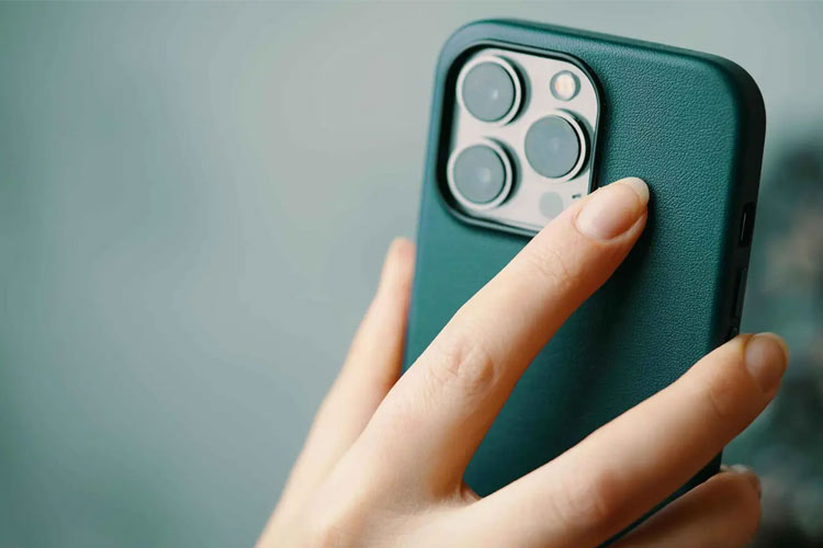 کاربرد سوراخ کنار دوربین آیفون چیست؟ راز میکروفون پنهان اپل